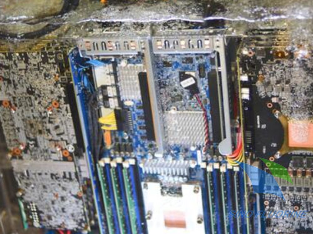 接近沸点时氟化液依靠什么强效散热？